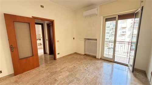 Zona Semi-Centrale, Appartamento di 4 Vani Oltre Accessori, Vano Deposito e Box Auto.